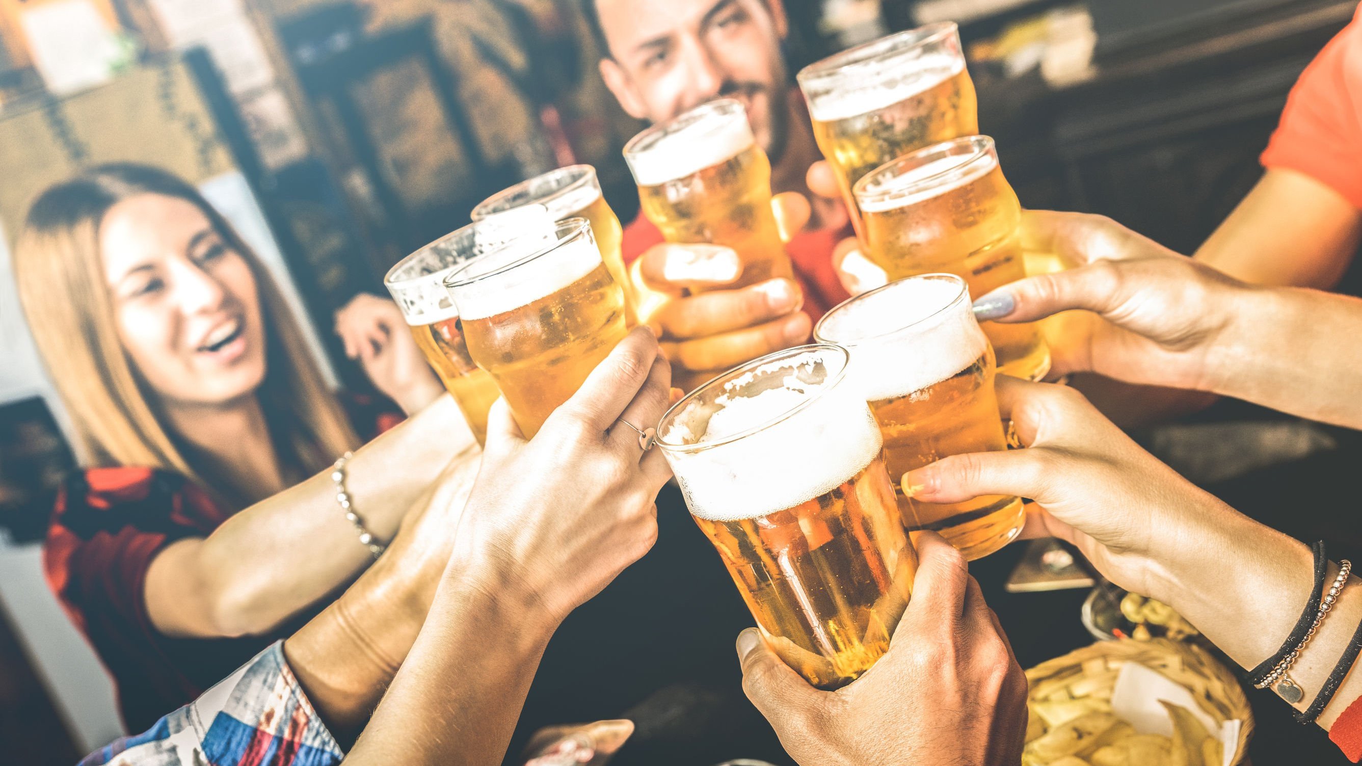 Amigos brindando com copos de cerveja