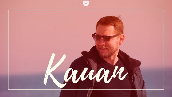 Montagem com foto de homem de meia idade usando óculos escuros e olhando para o lado, com o nome Kauan escrito em branco