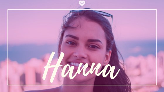 Montagem com foto de mulher em paisagem ao ar livre, com os cabeços ao vento, sorrindo, com o nome Hanna escrito em branco