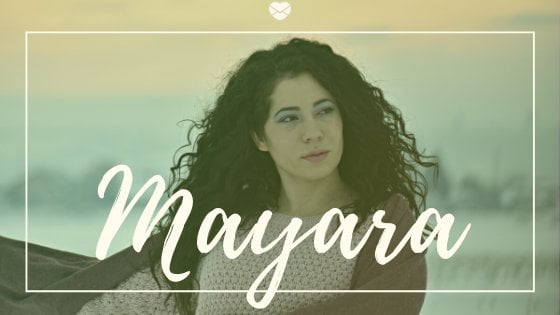 Montagem com foto de mulher com cabelos cacheados e expressão séria, olhando para o lado, com o nome Mayara escrito em branco