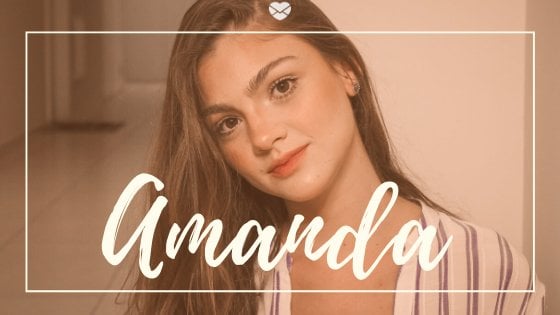 Montagem com foto de menina jovem com os cabelos longos, inclinando a cabeça para o lado, e o nome Amanda escrito em branco.