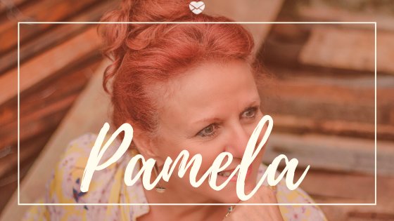 Montagem com foto de mulher de meia idade, com os cabelos ruivos, sorrindo, e o nome Pamela escrito em branco.