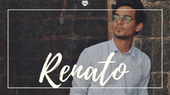 Montagem com foto de homem jovem, usando camisa social e óculos de grau, encostado em parede de pedras, e o nome Renato escrito em branco.