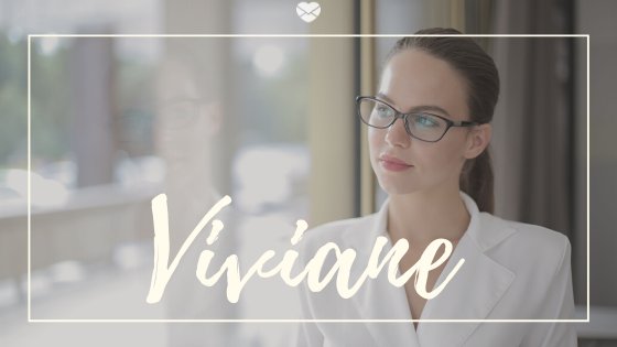 Nome Viviane escrito em branco sobre foto de mulher jovem com o cabelo preso, camisa social e óculos social, olhando para janela de vidro.