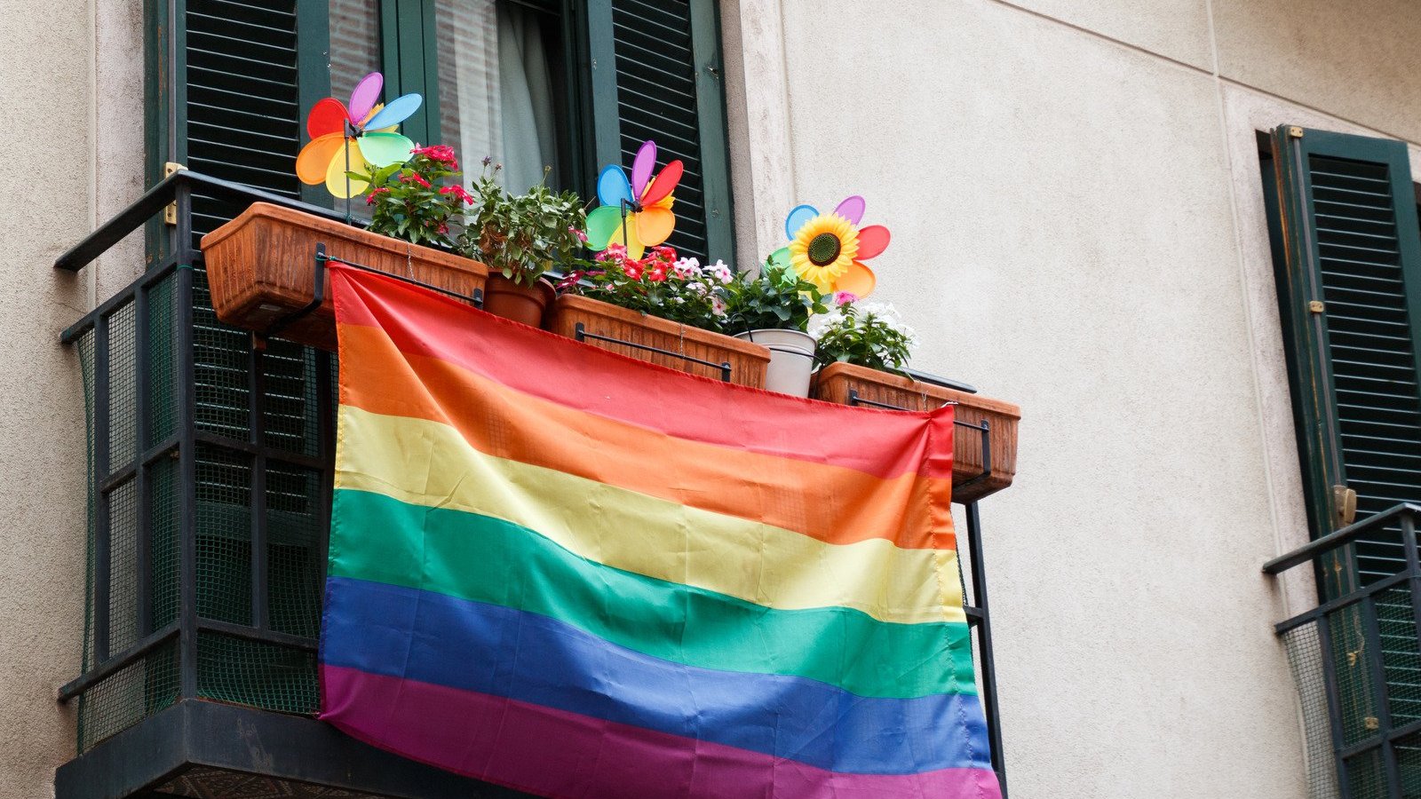 Bandeira LGBT pendurada numa sacada.