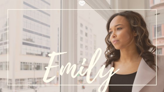 Nome Emily escrito em branco sobre foto de mulher negra, jovem, usando roupas sociais em escritório.