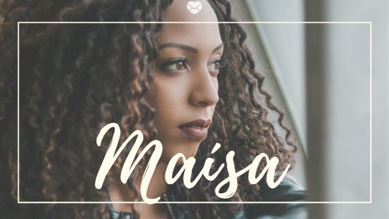 Nome Maísa escrito em branco sobre foto de mulher negra, jovem, com expressão séria, olhando para o horizonte.