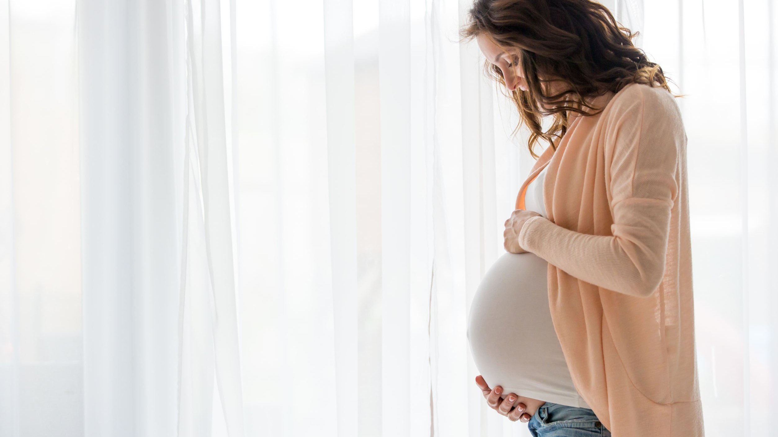 Tatyana Tomsickova/ 123RF Mulher grávida com as mãos sobre barriga