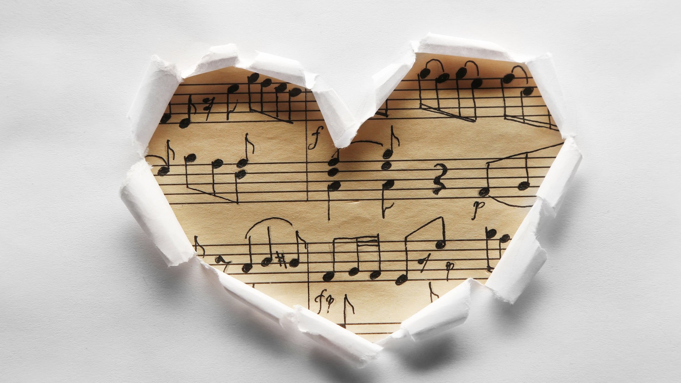 Desenho de coração e partitura musical dentro do coração
