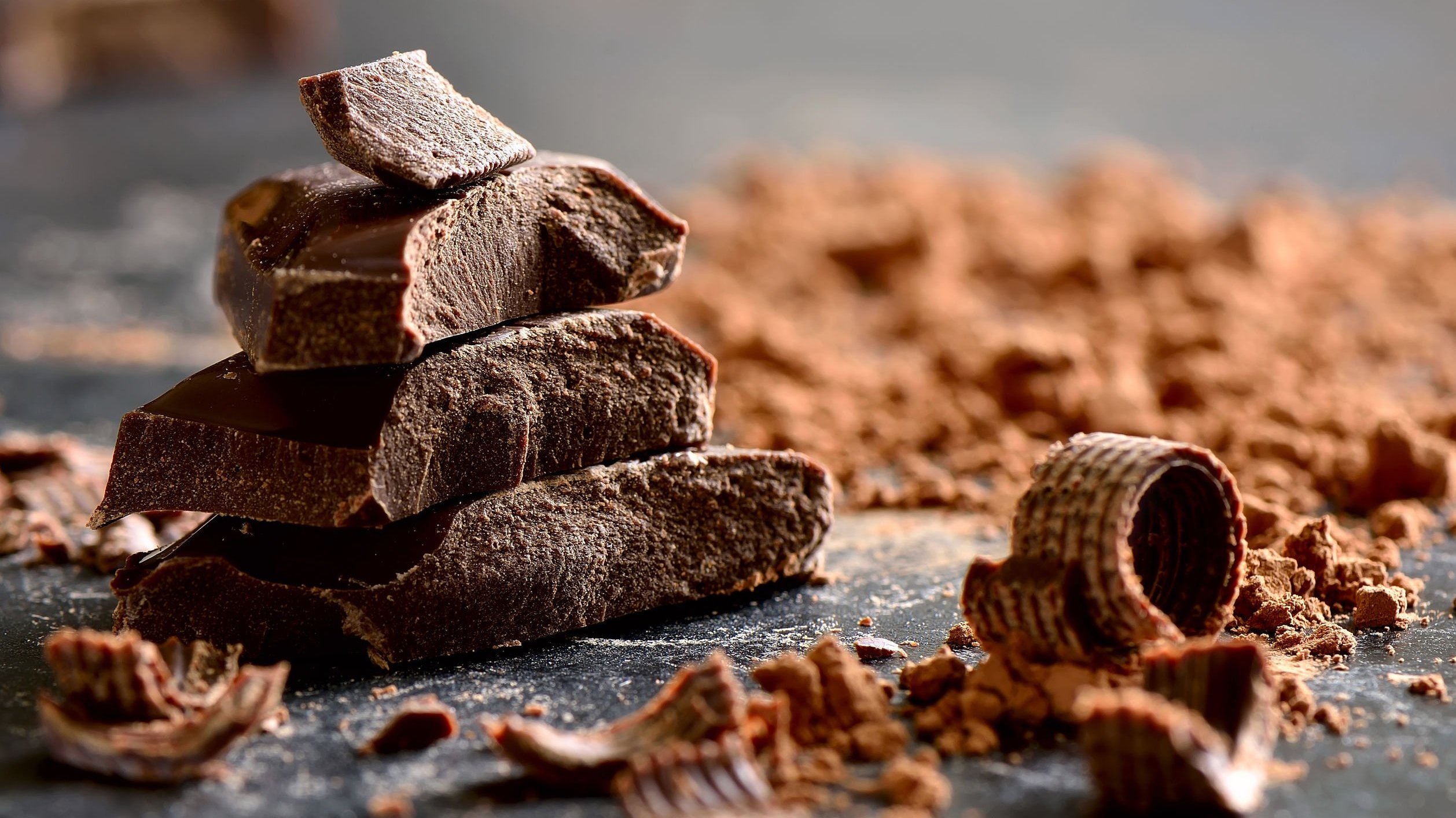 Chocolate cortado em pedaços de vários tamanhos e raspas