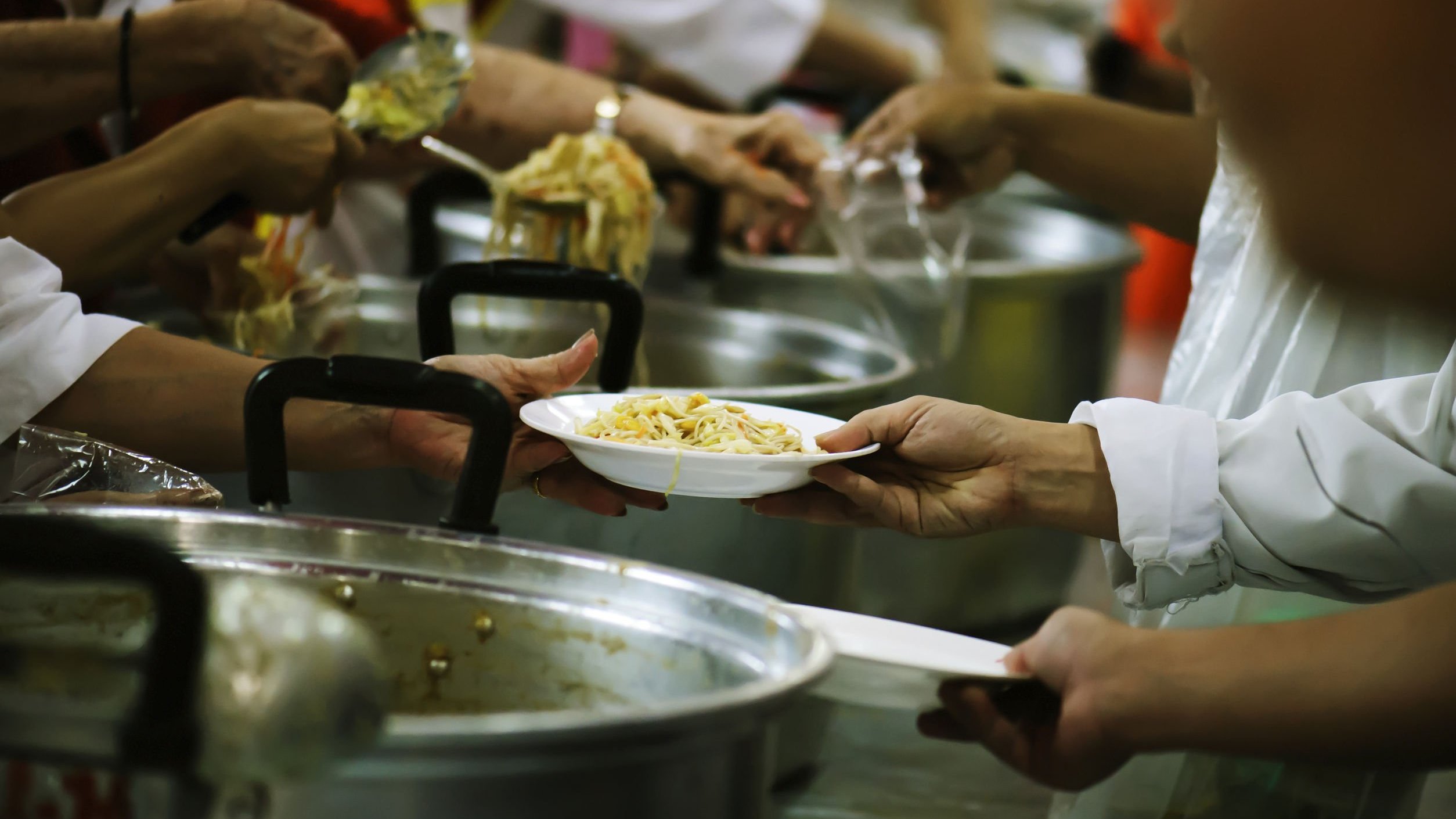 Pessoas distribuindo alimentos