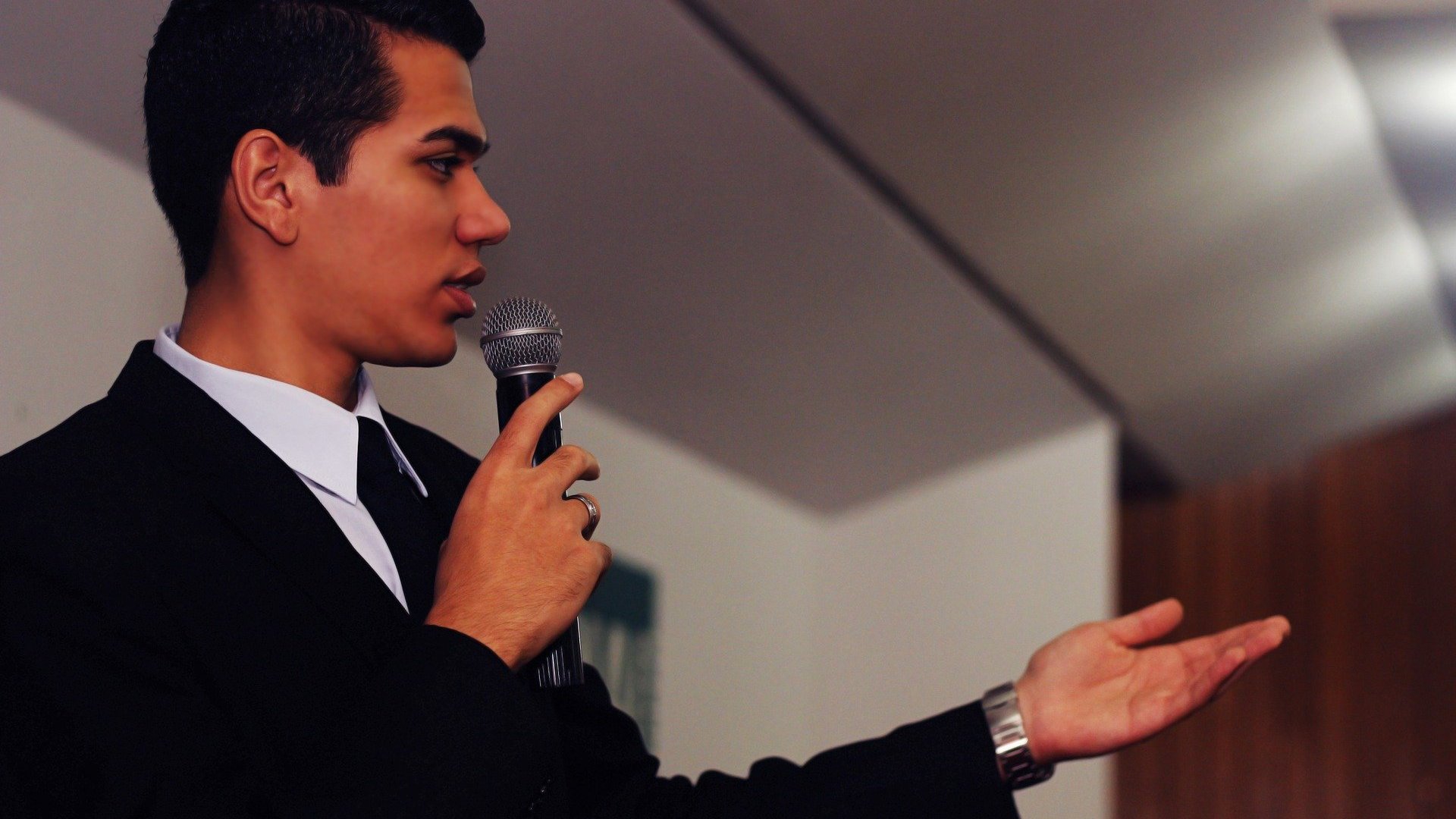 Hugo Ataide /Pixabay Homem fazendo discurso