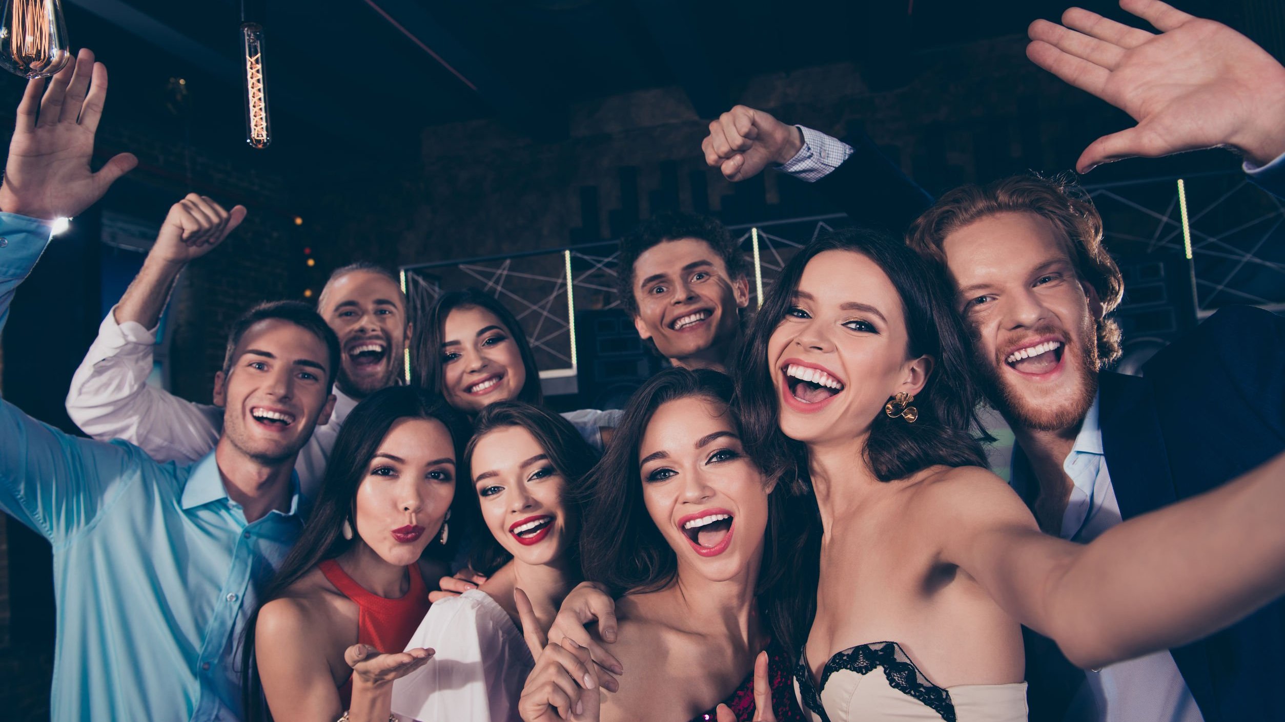 Amigos sorrindo em cenário noturno