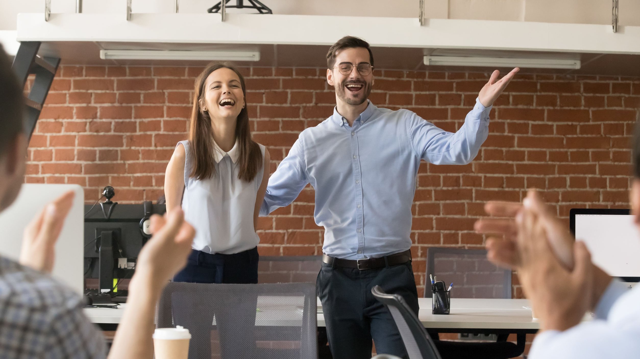 Mulher junto com chefe em confraternização de trabalho, os dois estão sorrindo