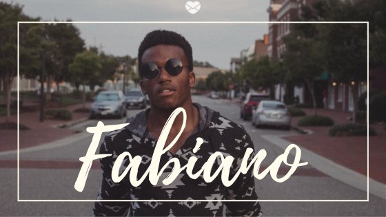 Nome Fabiano escrito na cor branca sobre imagem de homem negro, jovem, caminhando