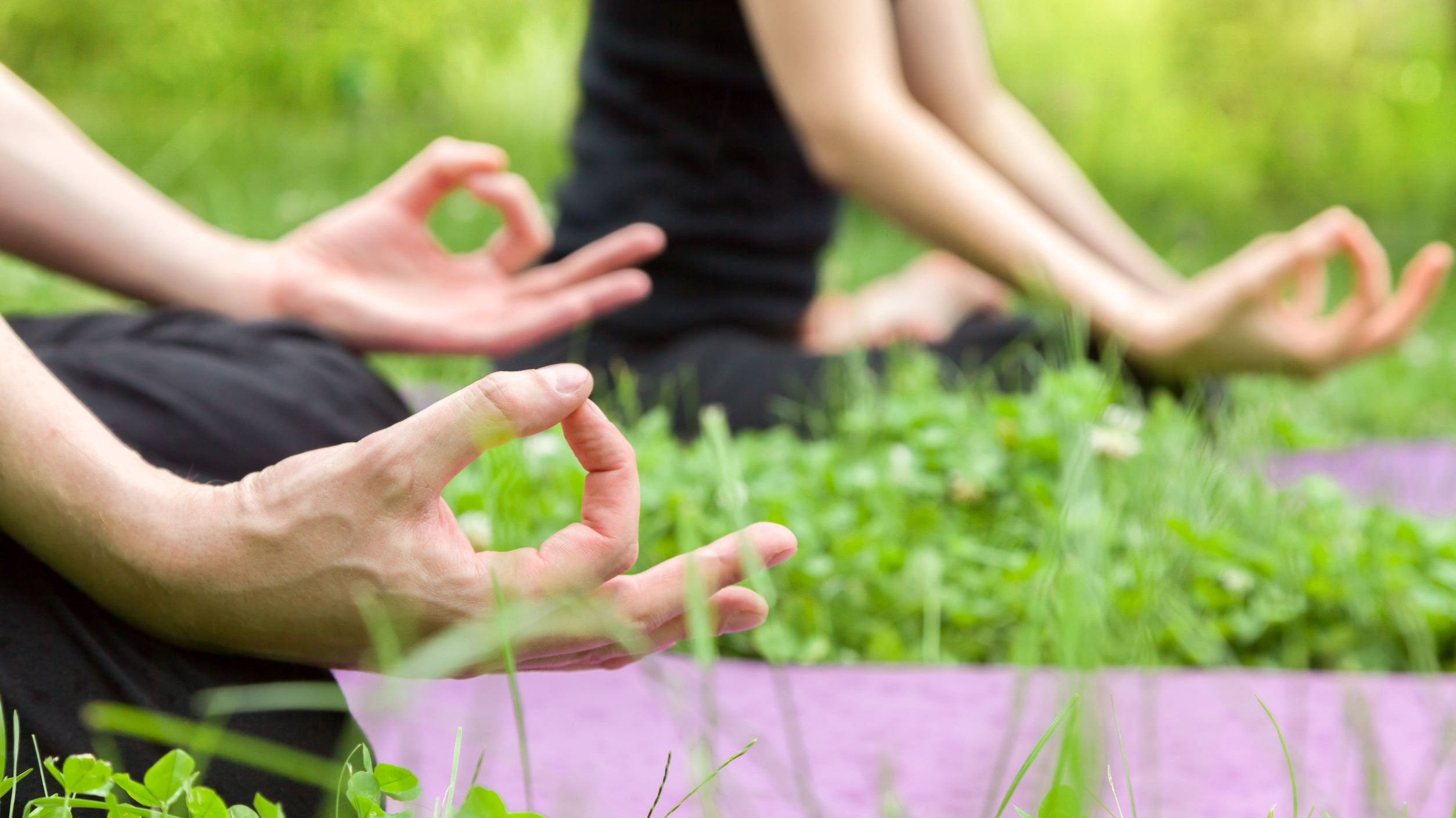 Pessoas sentadas meditando