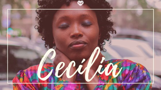 Canva / Mensagens Com Amor Nome Cecília escrito na cor branca sobre imagem de mulher jovem, negra, de olhos fechado vestindo camiseta colorida