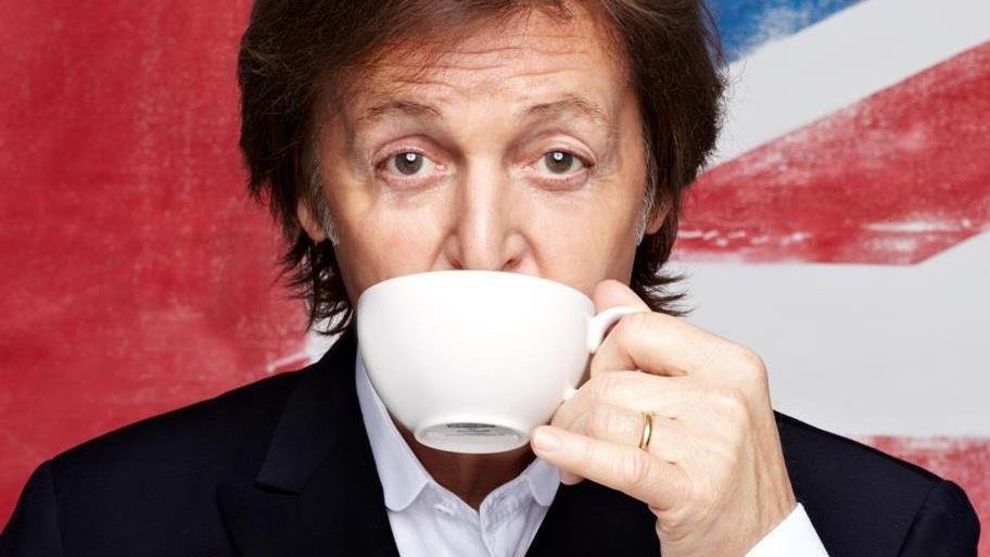 Reprodução/ Facebook do Paul McCartney Homem tomando xícara de café