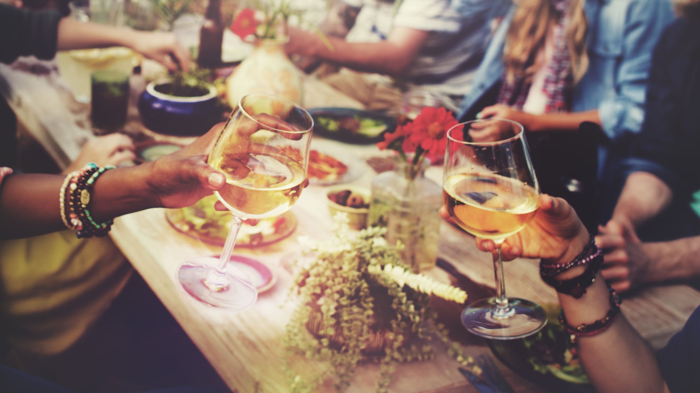 grupo de pessoas celebrando com comidas e bebidas