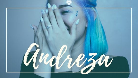 Nome Andreza escrito em branco sobre imagem de menina de cabelo azul, rindo e cobrindo o rosto
