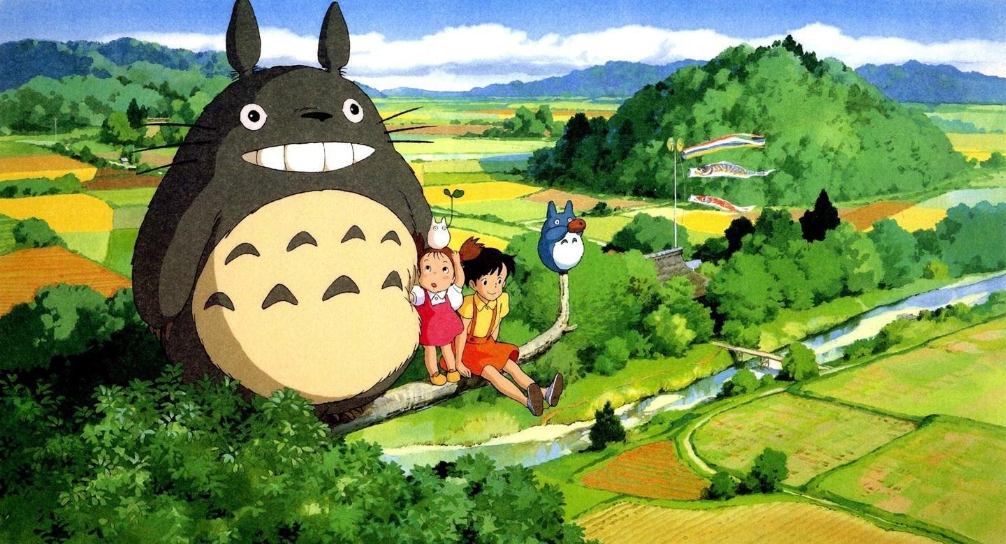 Personagens do filme Meu amigo Totoro em cena da animação