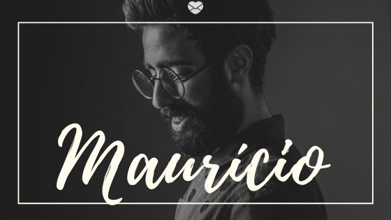 Nome Maurício escrito em branco sobre imagem de homem jovem, de barba e óculos de grau