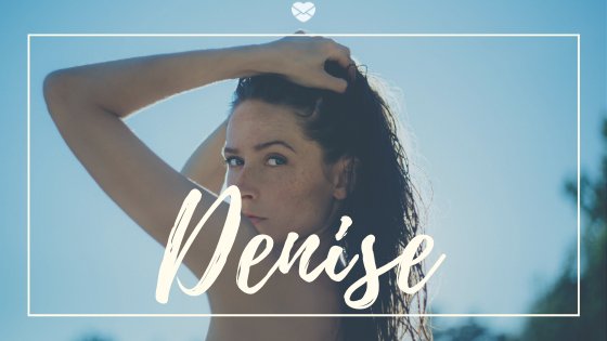 Nome Denise escrito em branco sobre foto de mulher jovem, na praia, com as mãos no cabelo
