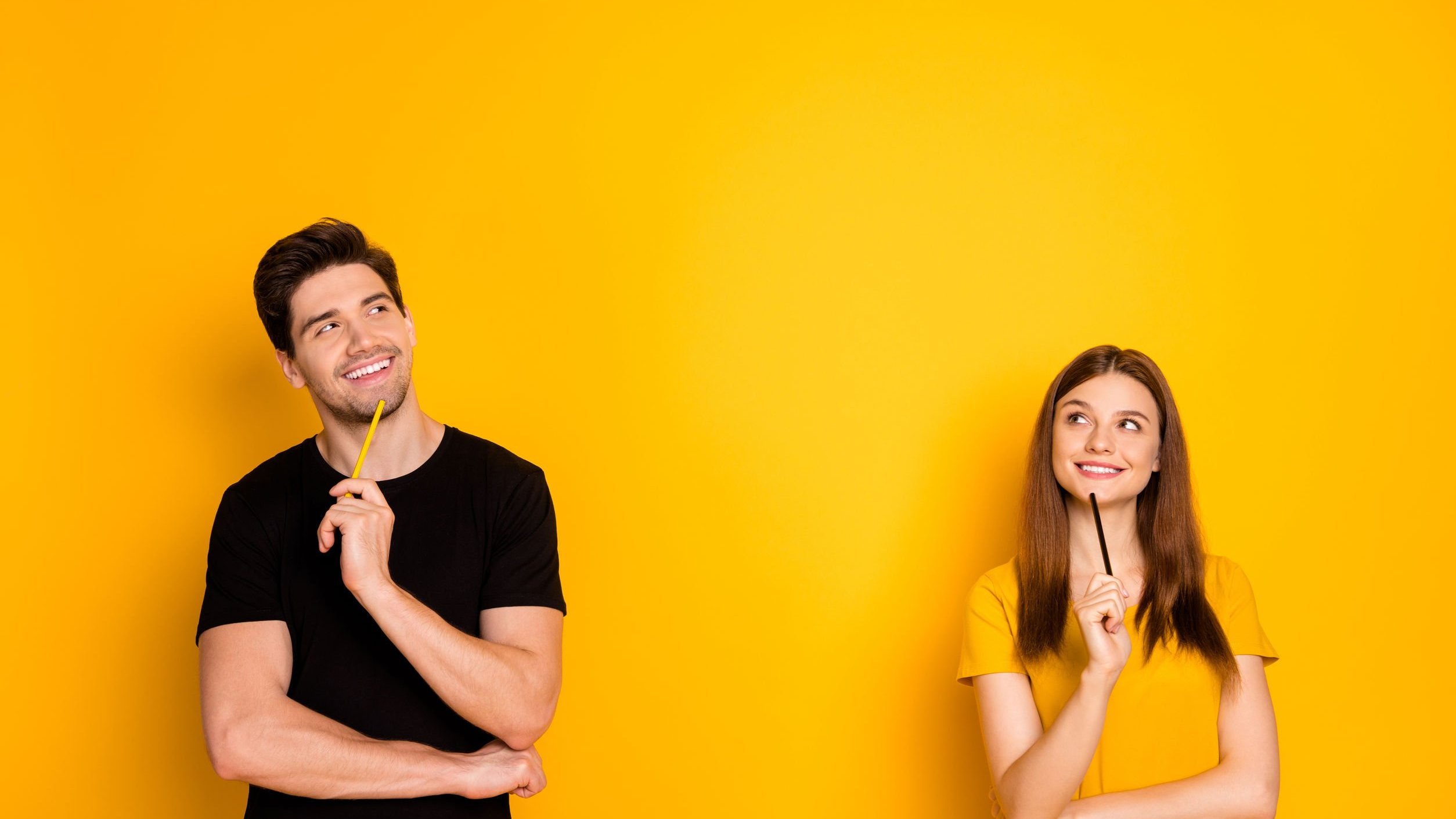 Homem e mulher com expressão de estar pensado. Os dois estão sorrindo.