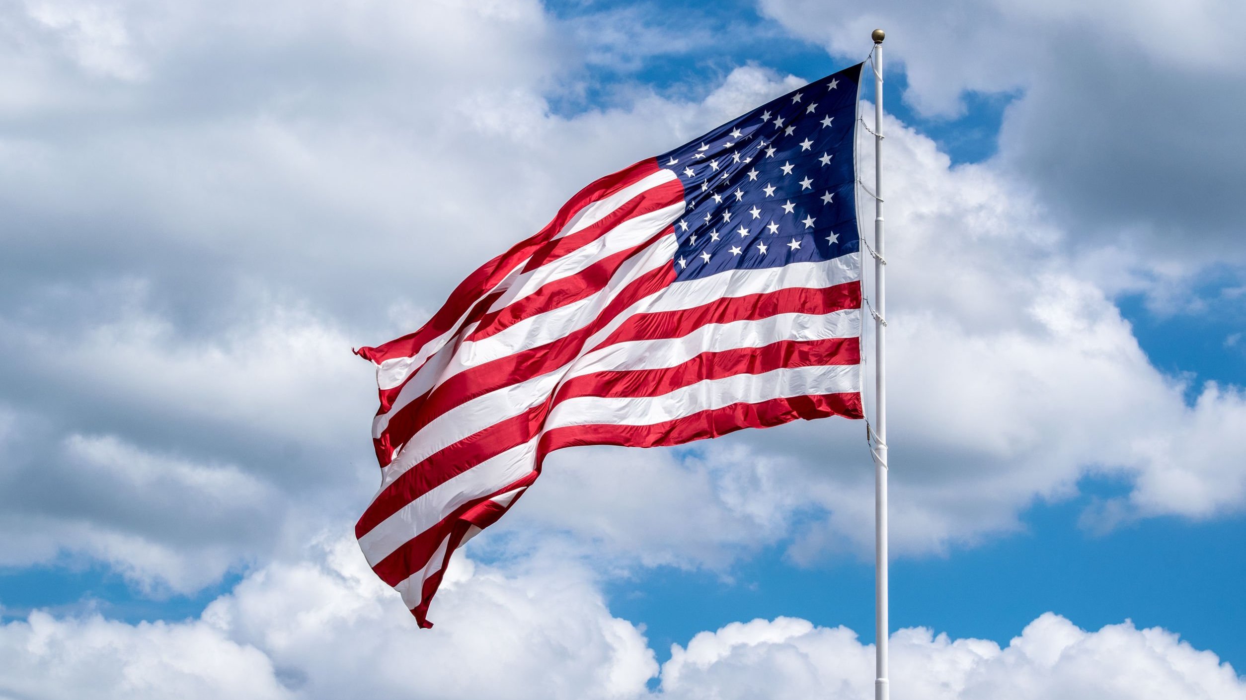 Bandeira dos Estados Unidos em mastro