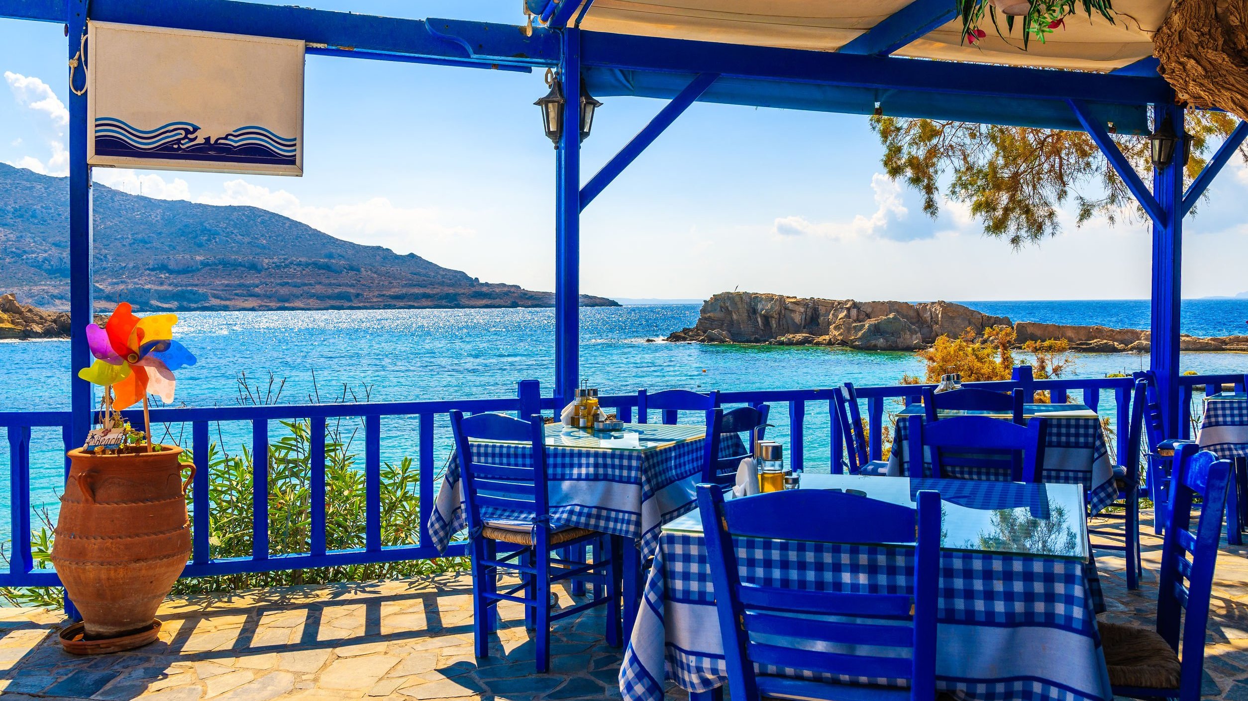 Vista panorâmica de restaurante de pousada em frente ao mar.