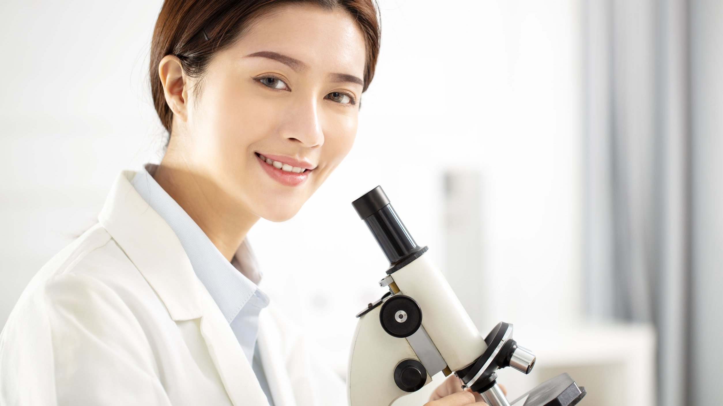 Mulher cientista sorrindo.