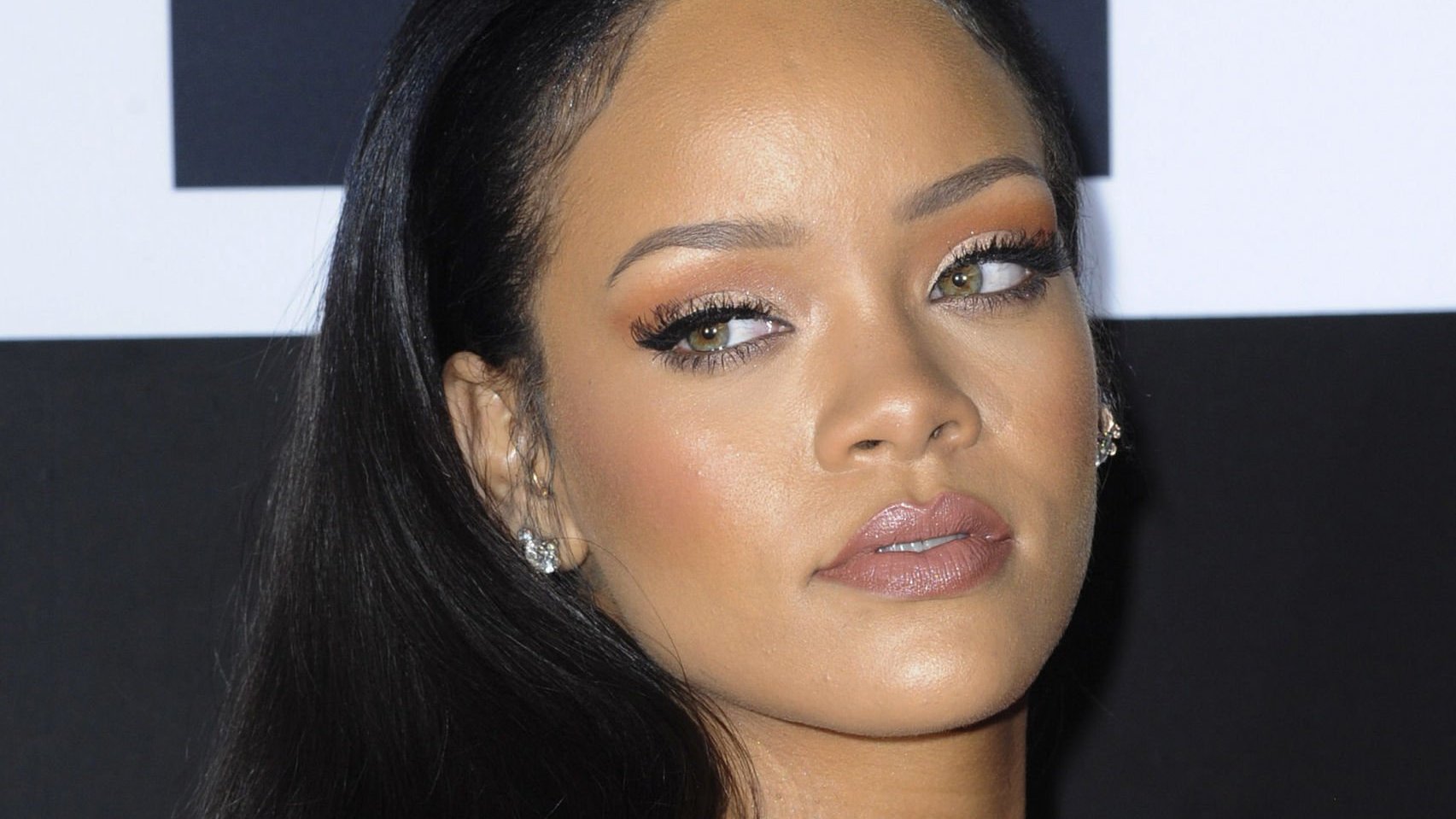 Cantora Rihanna com expressão determinada.