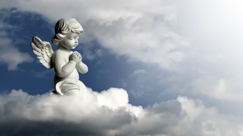 Anjinho em nuvem em oração