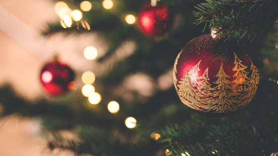 Freestock.org/Canva Árvore de Natal com enfeites