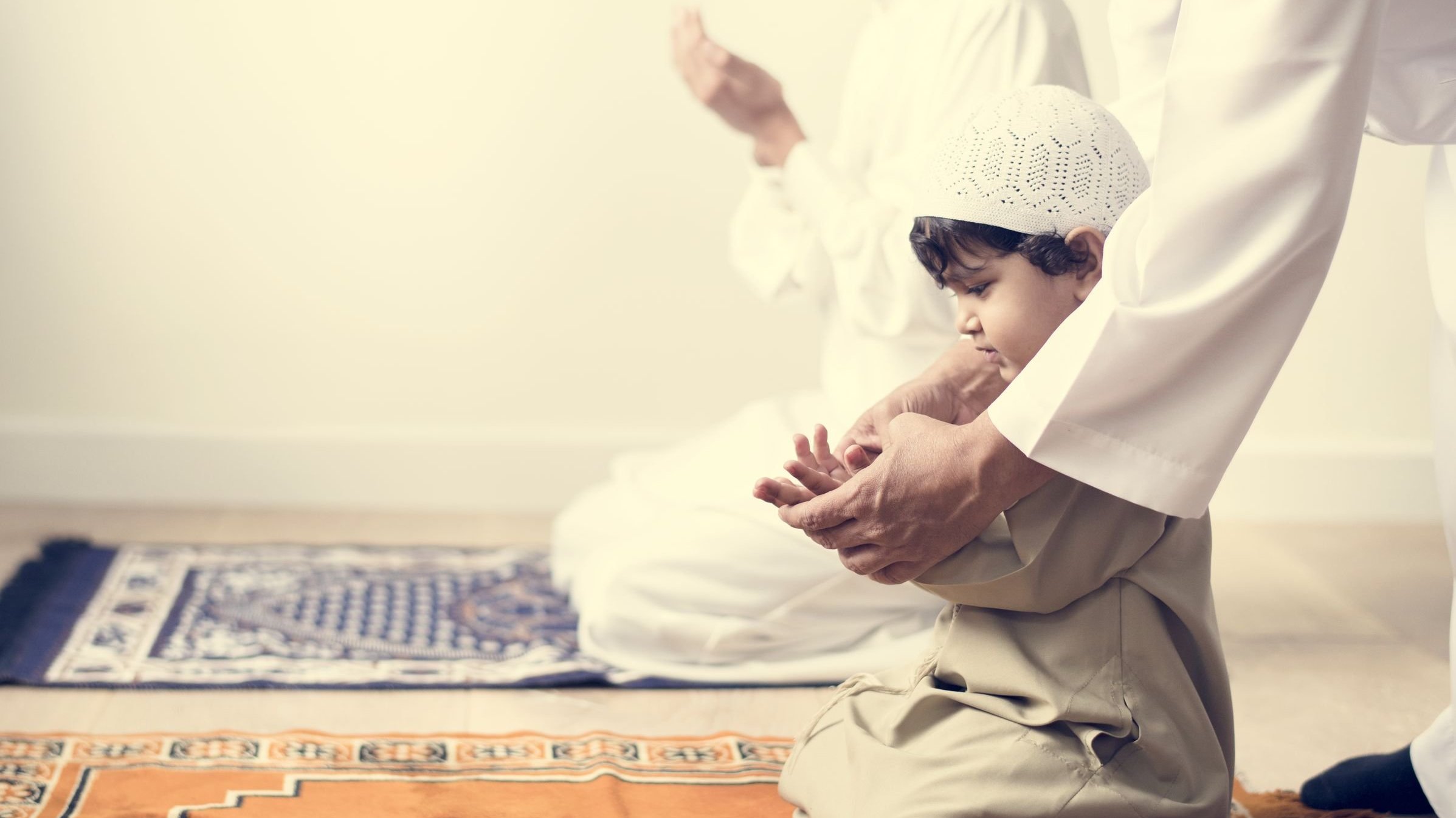 Pai e filhos muçulmanos saudando Allah