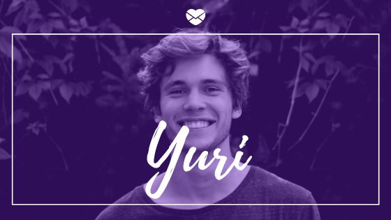 Mensagens Com Amor / Canva Homem sorrindo e Yuri escrito no centro da foto