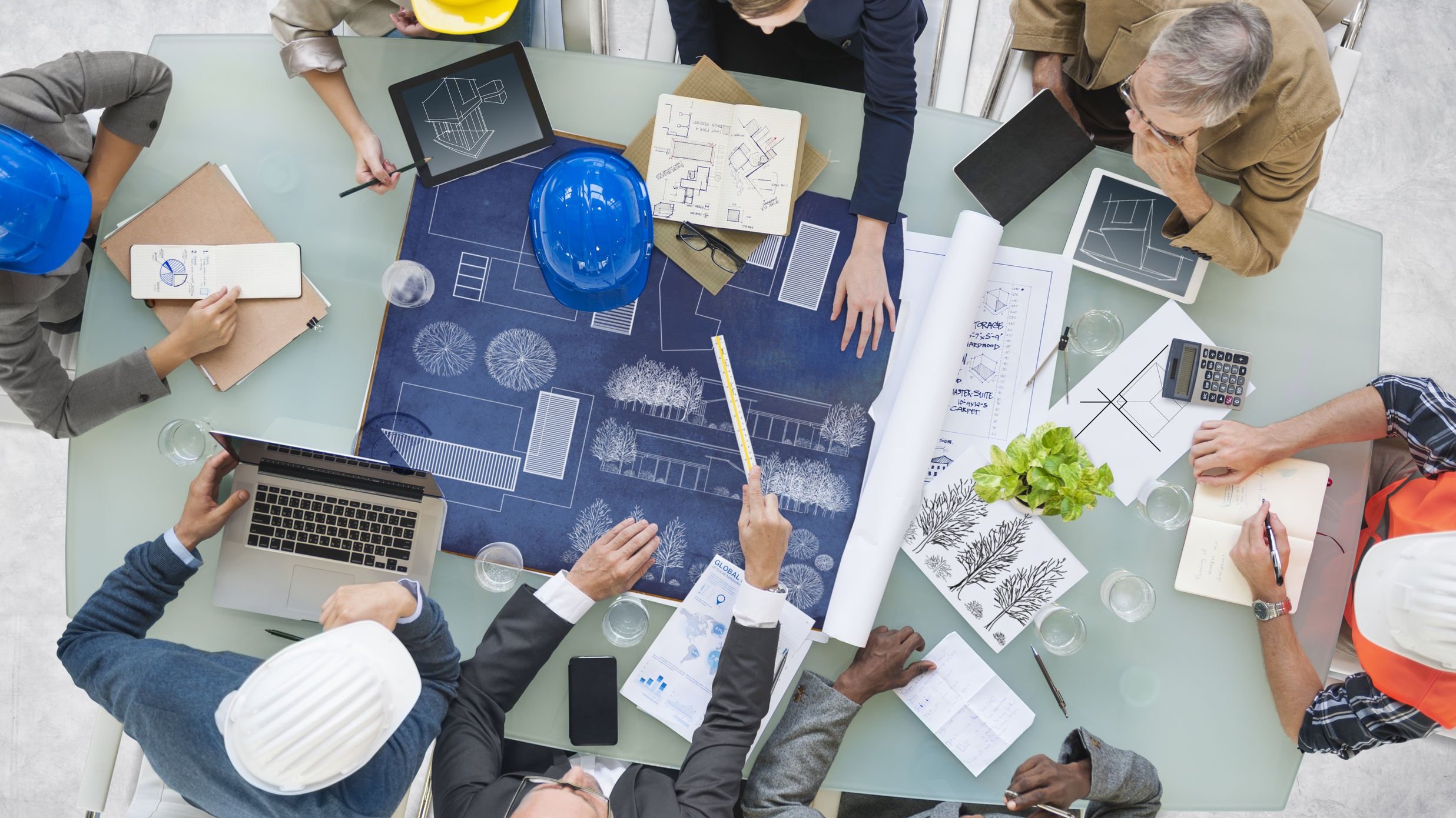 Grupo de arquitetos desenvolvendo uma planta