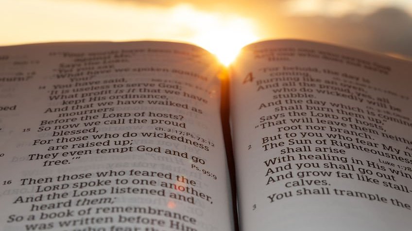 Bíblia aberta e Sol iluminando-a