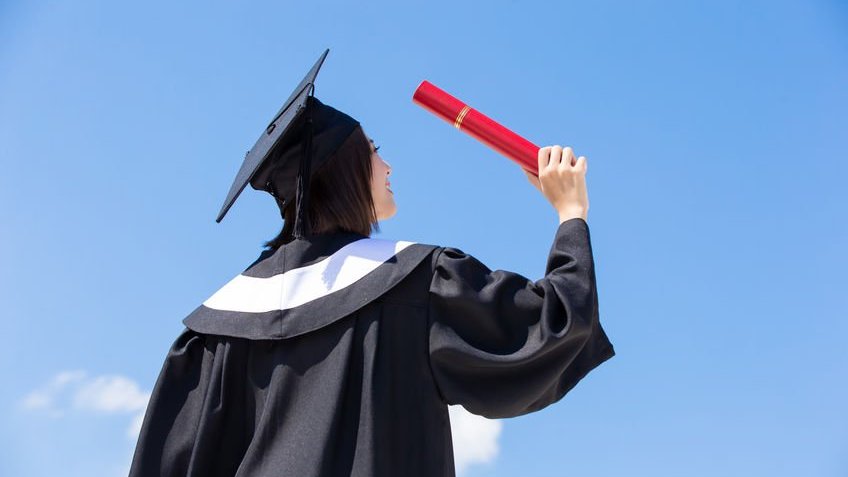 Menina segurando diploma