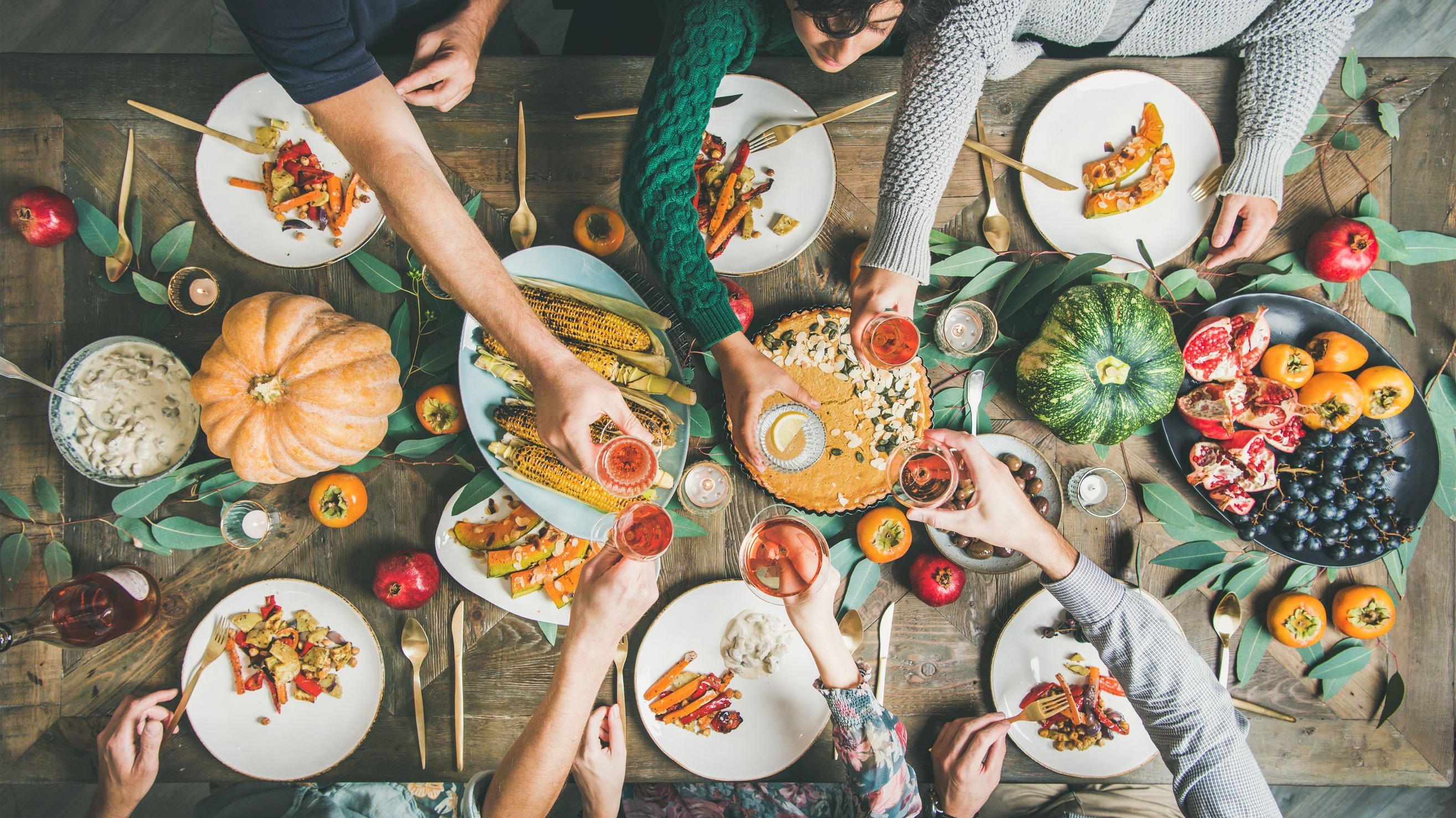 Pessoas vegetarianas brindando.