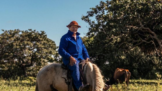 Homem sorrindo montado em um cavalo