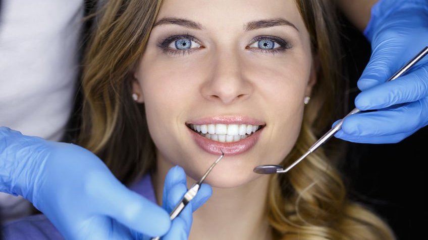 123rf / Andriy Bezuglov Mulher com dentes a mostra