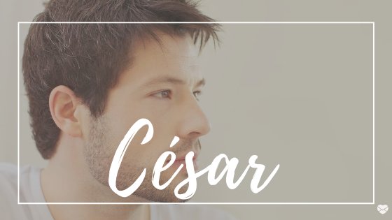 Homem  jovem com expressão séria, com o nome César escrito em branco