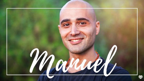 Homem careca sorrindo, com o nome Manuel escrito em branco