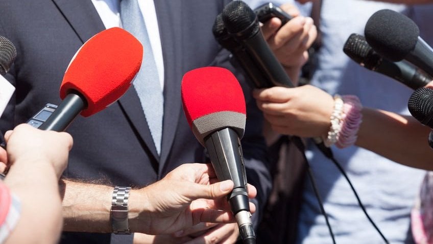 Microfones em frente ao entrevistado