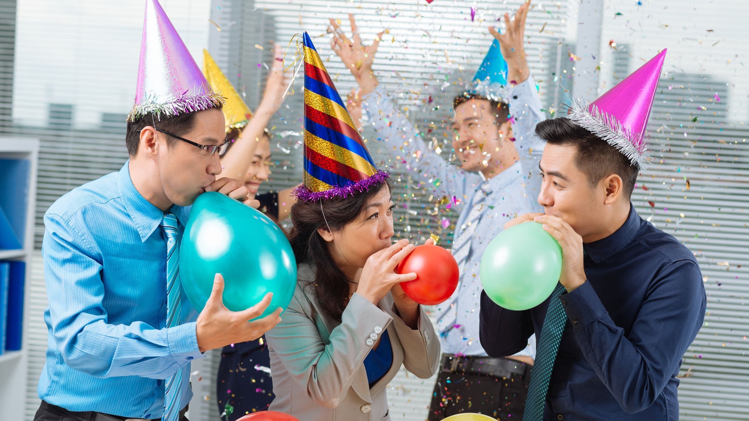 Pessoas comemorando aniversário de empresa em escritório