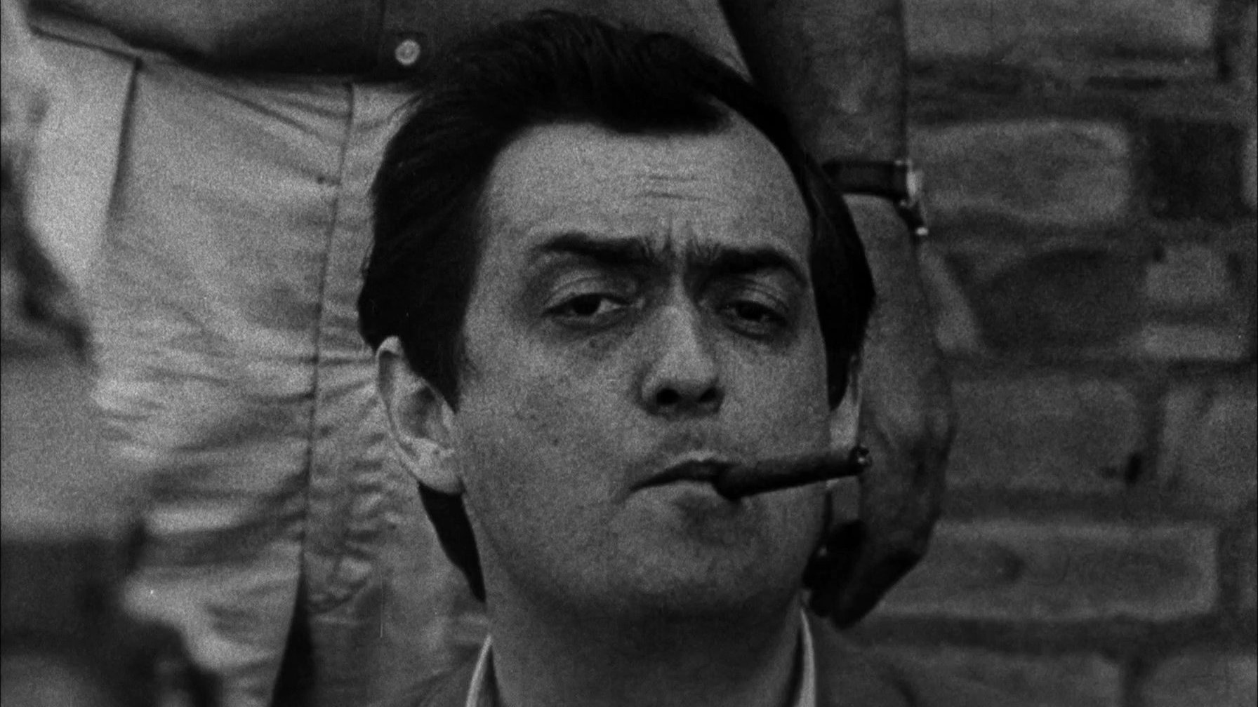 Stanley Kubrick fumando charuto.