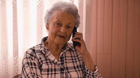 Senhora conversando no telefone