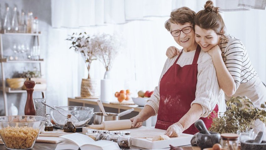 Mulher e avó na cozinha