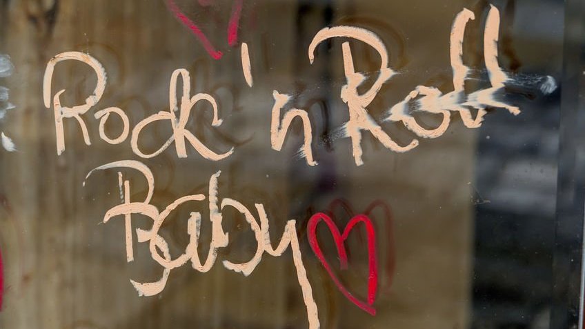 Rock'n Roll baby escrito em vidro
